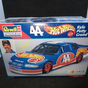 Revell Monogram 1:24 Kit #44 Kyle Petty Grand Prix - Hot Wheels - New Open Box